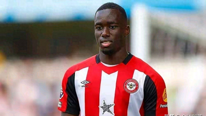 世界杯手机高清观看入口-曼市双雄开抢！21岁飞翼标价6000万，半个欧洲都坐不住了|曼城|皇马|托特纳姆热刺|巴黎圣日耳曼|布伦特福德_新浪体育_新浪新闻