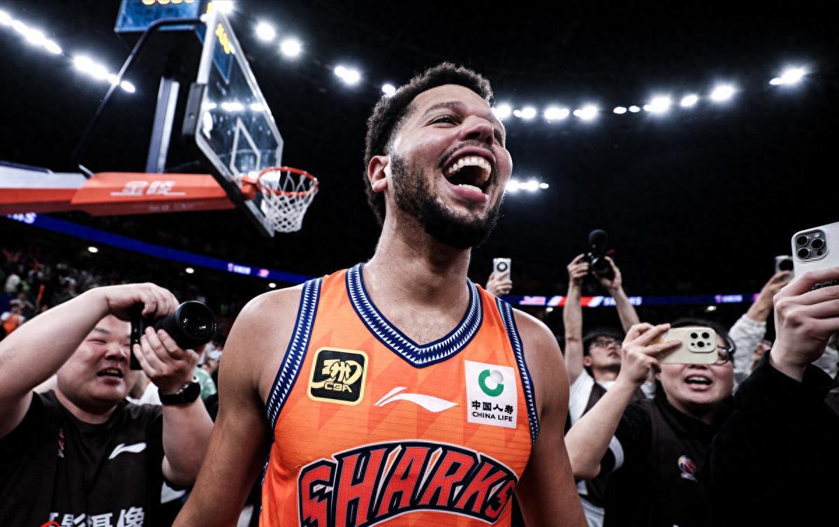 世界杯直播官网手机版下载-辽篮12人名单重排！赵继伟搭档3外援，1个短板暴露，弃用李虎翼